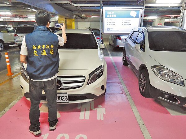 新北市3年來發放8萬多張親子停車位識別證,但全市僅有1054個婦幼停車位,家長常遇到沒車位停的窘境。交通局表示,目前婦幼車位設置數皆符合中央規定。(新北市交通局提供/蔡雯如新北傳真)