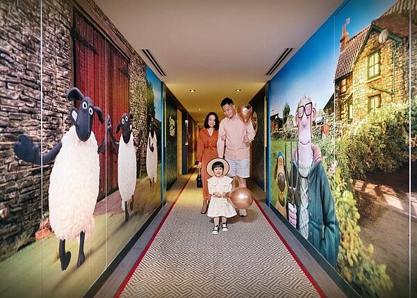 台北君悅笑笑羊客房主題廊道。(君悅提供)