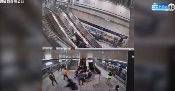 台北捷運日前傳出營運多年來首次電扶梯失速意外，導致30多名旅客慘跌。（翻攝自爆廢公社）