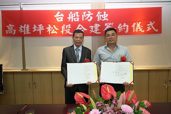 台蝕董事長魏正賜（左）昨與黃姓地主（右）簽約，合建住宅大樓。記者王昭月／翻攝