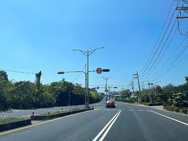 貫通高雄仁武區及大樹區的水管路,重新刨鋪後,開車不必跳曼波。圖/記者王昭月翻攝