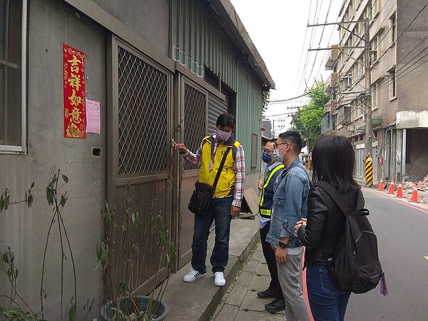 地政局指出,輔遷作業近1年來,市府持續嘗試與飼主溝通,但飼主多次拒接電話及訪視。圖/新北市地政局提供