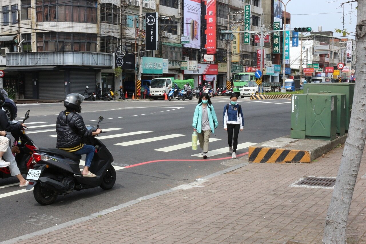 新竹縣新豐火車站前台1線新興路與建興路口的行人穿越道,靠近車站的一側不是人行道,反而被整排變電箱阻擋,行人前進碰壁只能涉險繞路。記者巫靜婷/攝影