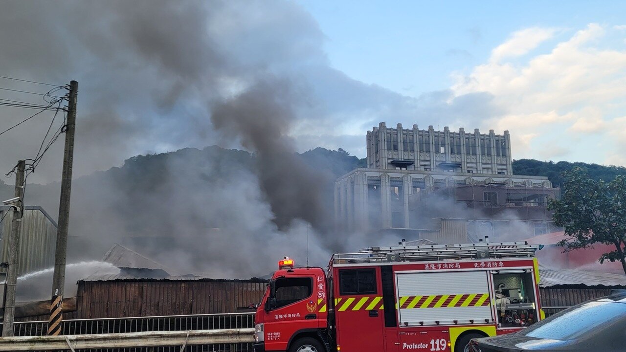 基隆大武崙鋰電池包裝矽谷能源火警,悶燒2個多小時。記者游明煌/攝影