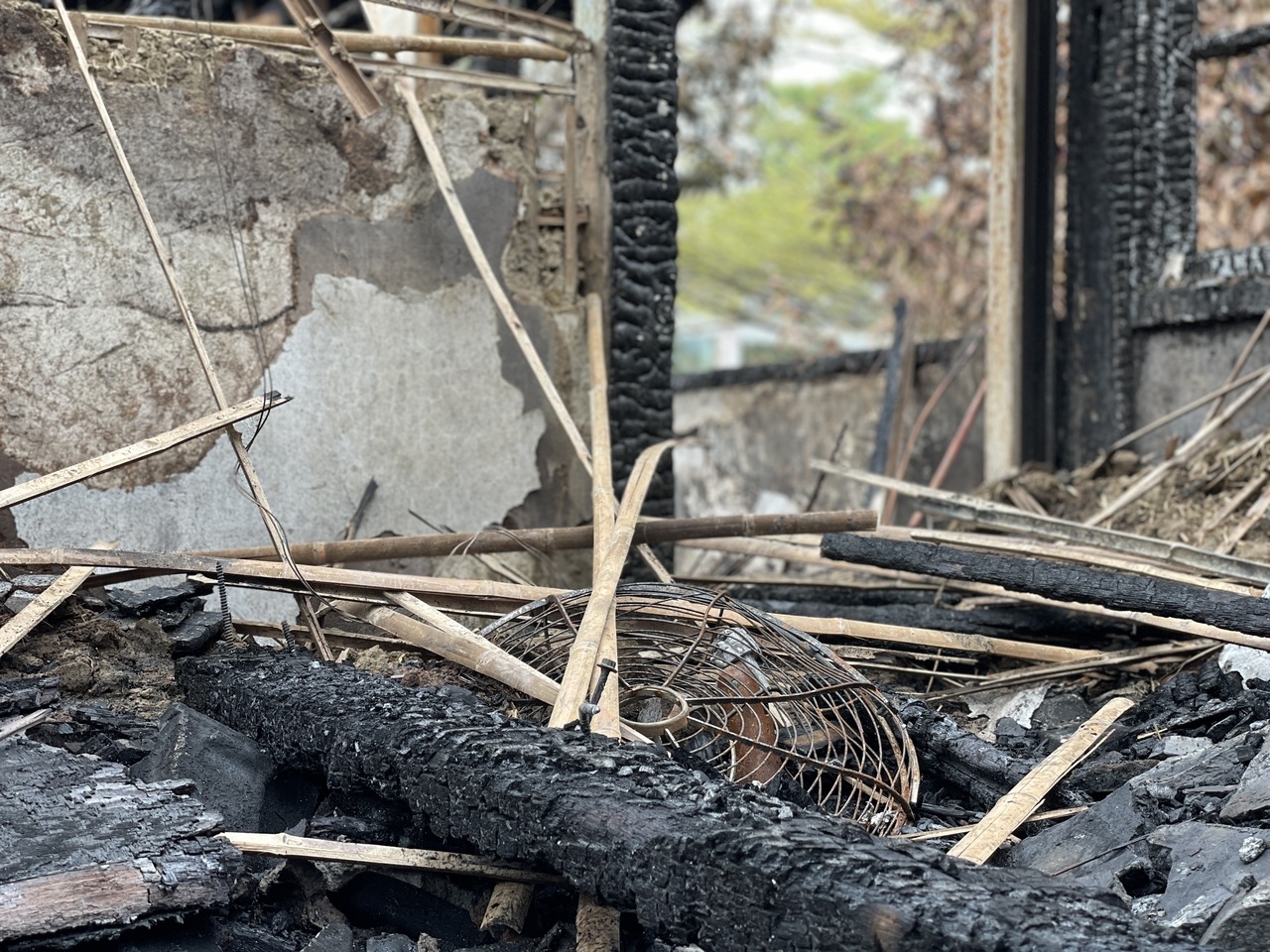 嘉義市玉山旅社2樓嚴重燒毀，梁柱碳化。記者林伯驊／攝影 