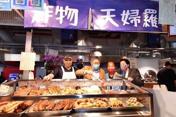 成功中繼市場18日開幕，台北市長柯文哲出席並拜訪各攤商。圖／台北市政府提供
