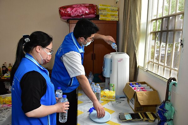 楊文科特地贈婦人開飲機。圖/新竹縣政府提供