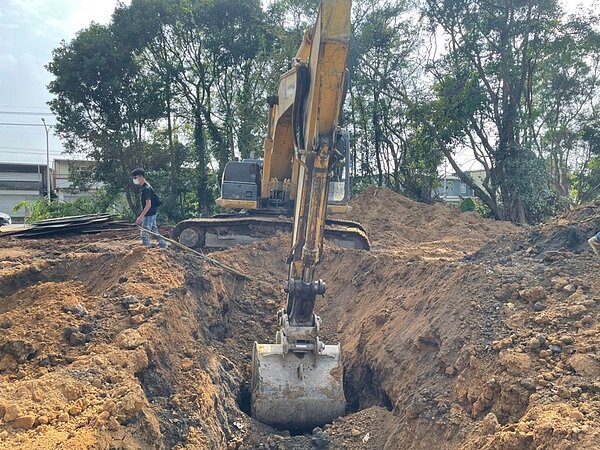 桃園市龍潭龍源國小附近山坡地有違規開挖,水務局17日接獲民眾通報,發現現地疑似掩埋有毒廢棄物,依違反水土保持法及廢棄物清理法移送法辦。圖/桃園市政府提供