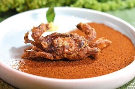 〈夕陽:瑪莎拉-軟殼蟹〉的紅色瑪莎拉咖哩是James自己製作的,還沒上桌,老遠就能聞到香氣,咖哩粉的甜味來自大量蔬菜。圖∕姚舜