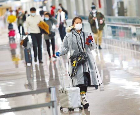 新冠肺炎本土疫情趨緩，但境外移入病例，自3月7日開放商務客入境後明顯增加，昨境外確診病例新增74例。圖為桃園機場入境管制區內，剛下機的旅客準備通關入境。（范揚光攝）