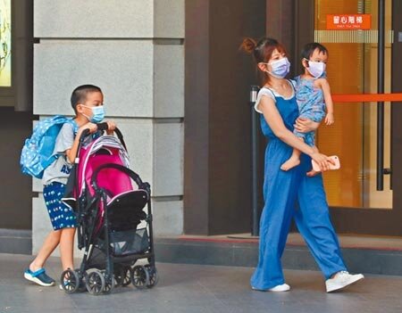 行政院性平委員近日提案由政府補助育嬰留停家長保費，獲8成以上民間委員支持，但蘇揆並未裁示通過，只說請各部會再研議。（本報資料照片）