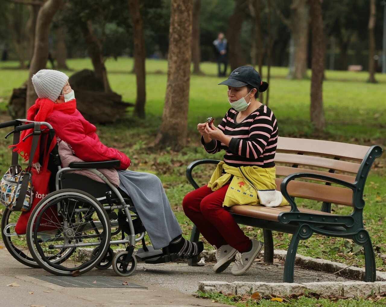 圖為負責照護工作的移工看護。記者曾原信/攝影