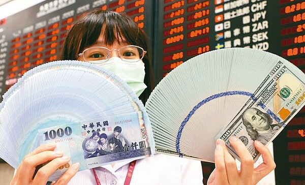 因應央行升息一碼,被各銀行視為利率調整指標的台銀昨宣布,從下周一、廿一日起「足額」調升新台幣存款利率,正式宣告定儲利率升破百分之一。聯合報系資料照