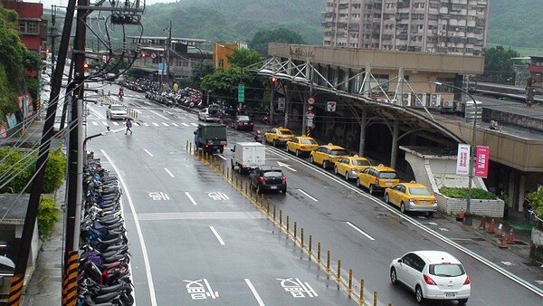 八堵火車站前違規迴轉肇事車禍頻傳，將嚴告發增設警示，日前相關單位會勘，研議改善方法。圖／基隆市政府提供