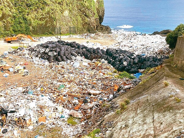 台東縣綠島垃圾去年初至今，無法運送回本島處理，垃圾掩埋場爆滿、居民憂心不已。圖／李數奼提供