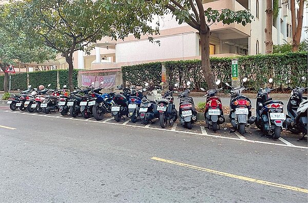 路邊機車停車格位改為斜角式畫設,議員認為騎士取車時較方便,建議市府逐步修改。圖/交通局提供