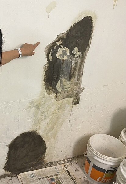 議員許家蓓接獲多位民眾反映,廣慈社宅開工以來,造成工地周遭民眾家中漏水、牆壁及地面龜裂。圖/許家蓓提供