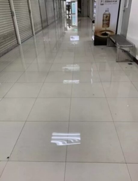 光華數位新天地,上午開始營業前,二樓地板淹水。圖/議員陳建銘提供