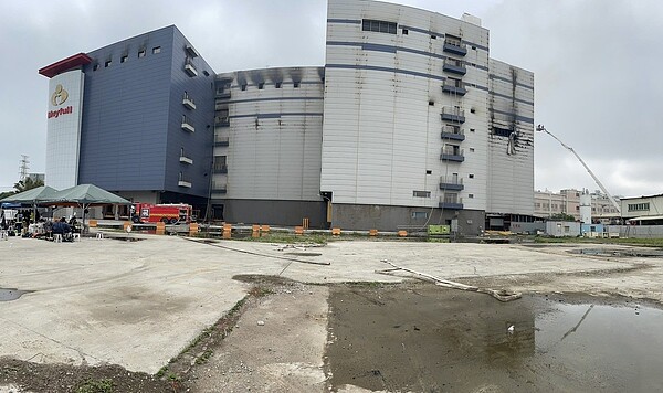 美福18日晚復燃,直到19日凌晨12點多火勢熄滅。記者曾健祐/翻攝