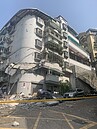 文山再興社區頂樓女兒牆倒塌　砸毀一車、住戶急疏散