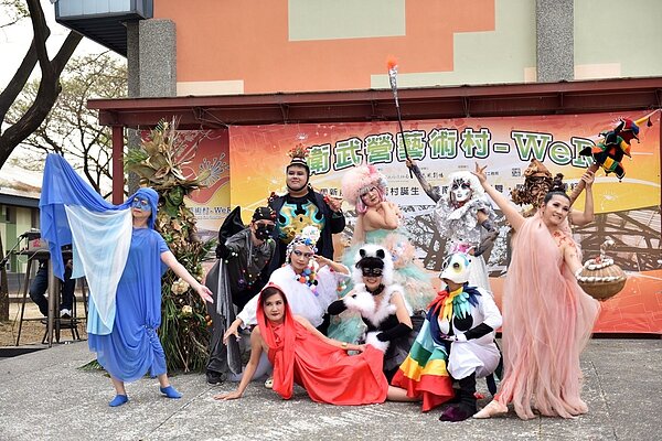 位於衛武營都會公園內的衛武營藝術村-WeR於(19)日正式開幕,由南風劇團帶領,目前已進駐8位藝術家,未來將以新藝術能量與地方社區交陪,以實驗性及跨界創作為主軸,為社區帶來「日常藝術」的充沛養分。圖/高雄市政府提供