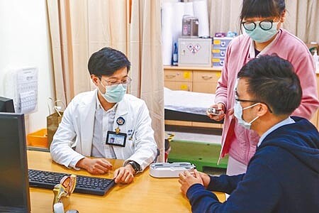 台灣慢性失眠盛行率高達2成,平均每5人就有1人,醫師強調,安眠藥持續服用超過3個月恐有成癮風險。圖為醫師為病人看診。(本報資料照片)