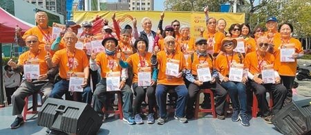 不老騎士10日從台中出發，展開1145公里環島，19日抵達台中，完成旅程不老騎士榮獲達陣獎牌與證書。（盧金足攝）