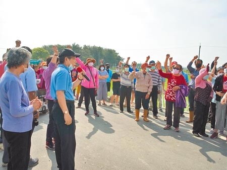 興建養豬場未告知地方，雲林縣崙背鄉近百名民眾抗議。（張朝欣攝）