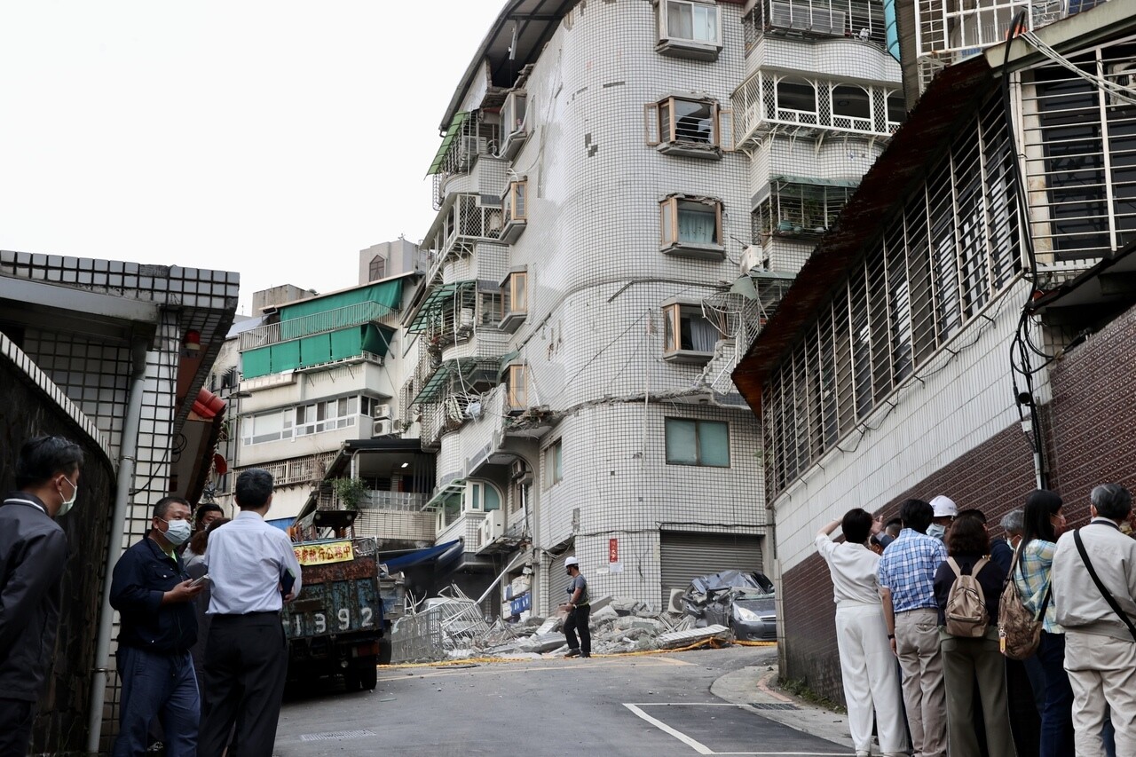 台北市文山區興隆路三段255巷的再興社區，今天發生一起外牆倒塌意外，社區內一處民宅頂樓女兒牆突然倒塌，倒塌外牆壓毀樓下車輛並阻斷道路。記者許正宏／攝影 