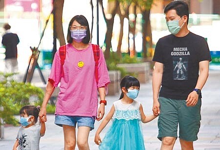 育嬰假以天計還是以小時計算,攸關勞工權益。圖為民眾帶著小孩一起出遊。(資料照片)