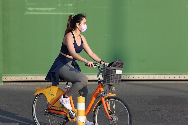 今天各地晴時多雲,白天溫暖舒適。聯合報資料照片