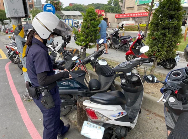 高雄黃姓男子檢舉違規停車，不滿警方未對違規停車者開單告發，竟飆罵員警，遭處拘役40天，示意圖，圖中人物與新聞無關／記者陳弘逸攝影