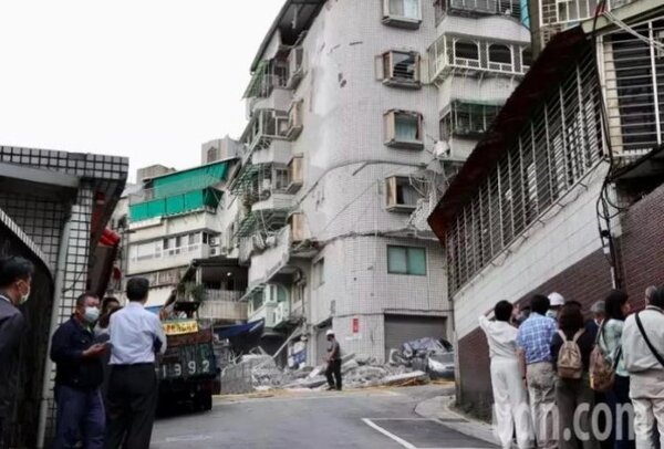 台北市文山區興隆路三段255巷的再興社區，昨天發生外牆倒塌意外。圖／聯合報