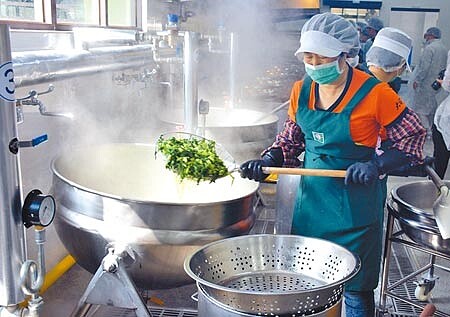 中華民國餐盒食品商業同業公會全國聯合會去年底已行文農委會,要求三章一Q獎勵金規範能比照油價滾動式檢討,希望相關部會趕快動起來,減輕業者的營運壓力。(本報資料照片)