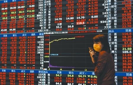 國泰證期顧問處析師蔡明翰表示，金融市場對升息反應是「利空出盡」，近1、2周股市將持續反彈，台股指數2周內朝1萬7900點方向邁進，甚至有進一步挑戰「萬八」關卡的機會。（本報資料照片）