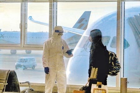 
國內20日新增境外移入個案連2天超過百例，其中64例為航班落地採檢陽性。圖為桃園機場入境旅客。（陳麒全攝）

