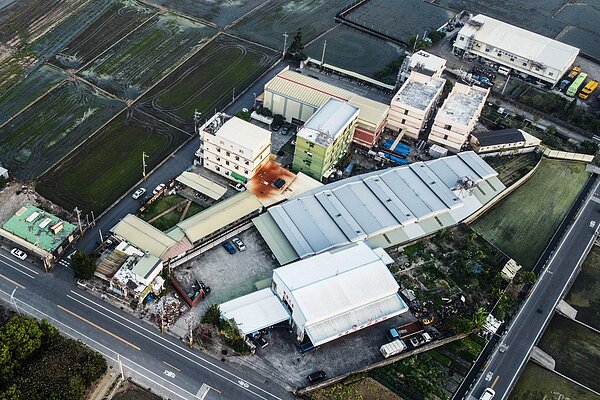 為解決農地工廠問題,工廠管理輔導法開放讓低汙染未登記工廠在2年內申請納管、合法化。本報資料照片/記者黃仲裕攝影
