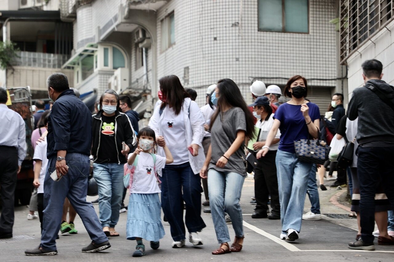 台北市文山區再興社區，昨天下午發生一起外牆倒塌意外，社區內一處民宅頂樓女兒牆突然倒塌，倒塌外牆壓毀樓下車輛並阻斷道路，環保局進行道路清理後，讓受阻居民返家或離開，整起意外事件由相關單位進行調查。記者許正宏／攝影 