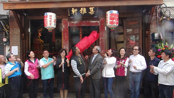 雲林縣定古蹟北港集雅軒古樂館去年完成修繕,邀北港子弟中研院士王汎森(右六)題字贈匾,昨天揭匾。記者蔡維斌/攝影