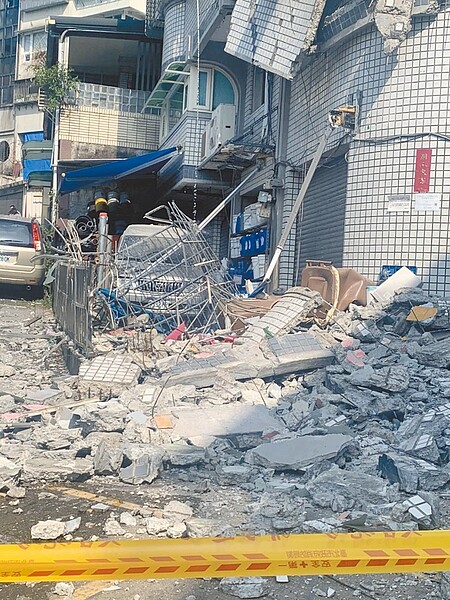 台北市再興社區外牆崩塌,三大技師公會20日初步勘查,判定整體結構沒有立即危險。(警方提供/游念育台北傳真)