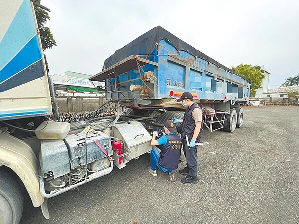 屏東警方調查指出，女教師在台88線遇死劫是由2輛曳引車陰錯陽差造成。圖為警方採證侯姓駕駛的曳引車，比對肇禍的鐵片是從何處脫落。（警方提供／謝佳潾屏東傳真）