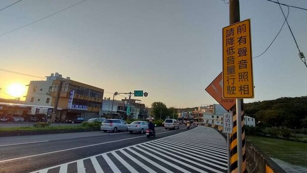 針對噪音車重點區域竹北市中華路北上路段，設置固定式聲音照相科技執法設備。圖／新竹縣政府提供