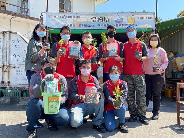 中市植樹月回收乾電池換肥換苗。圖／台中市府提供