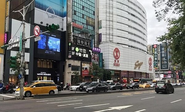 大家房屋統計實價店面租賃資料,疫情籠罩下,台北市2021全年一樓店面租賃僅521筆,跟2020年相比大減20%。圖/聯合報