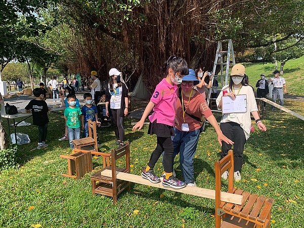 建設局表示,期望藉由工作坊中的玩樂互動交流,與大人們一起探索出孩子們對於遊戲場的期待與需求。圖/台中市建設局提供