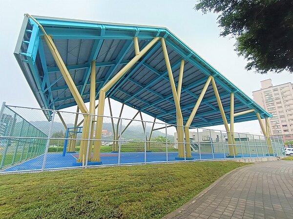 八里頂罟天幕籃球場今日完工開放,是八里第一個風雨球場。圖/新北市政府提供