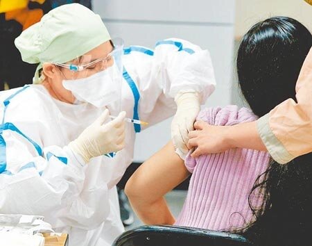 北市副市長蔡炳坤擔心，12至17歲青少年施打第1劑必須滿84天才能再打第2劑，眼看1萬多劑BNT疫苗就要到期，卻仍有4千多名青少年還沒打第2劑。（示意圖∕本報資料照片）