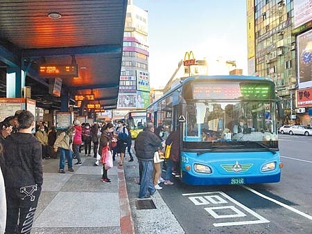 地方提議,針對65歲以上長者的社福卡設定60次點數上限,每年省百萬元,基隆市長林右昌則認為,費用市府還擔得起。(陳彩玲攝)