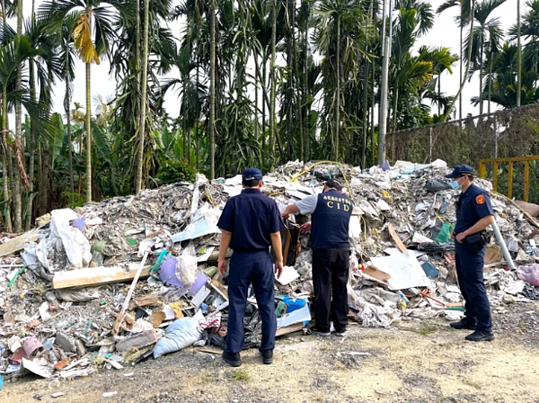 南投市一處果園農地遭傾倒大量廢棄物，果農氣得報警，警方獲報後緝凶逮回廖姓駕駛。圖／南投警分局提供