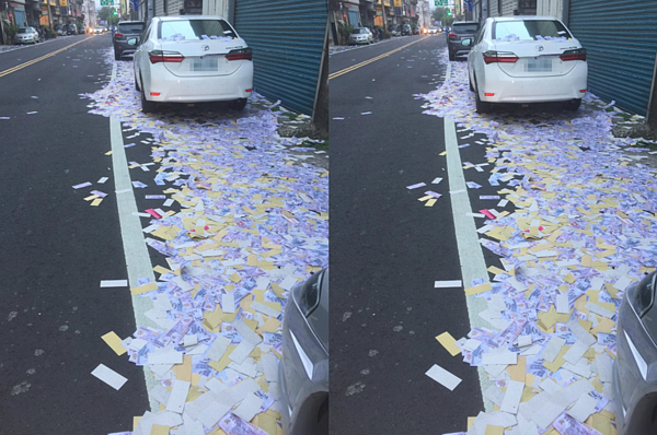 苗栗縣頭份興隆路友宮廟繞境,狂撒冥紙,數量驚人。圖/翻攝自我是頭份人臉書